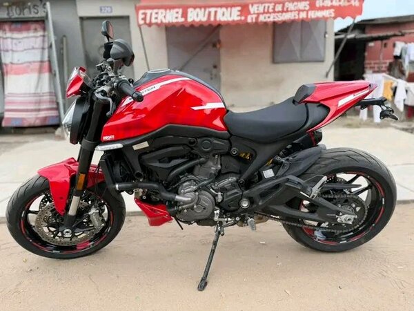 Moto sportive rouge puissante