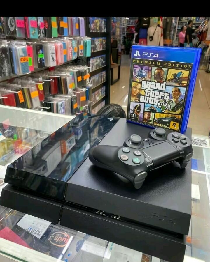 Console PS4 avec manette et GTA V