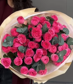 Подборка букетов из самых трендовых сортов пионовидных спрей роз 🥰 их она точно выложит в сторис 🤍