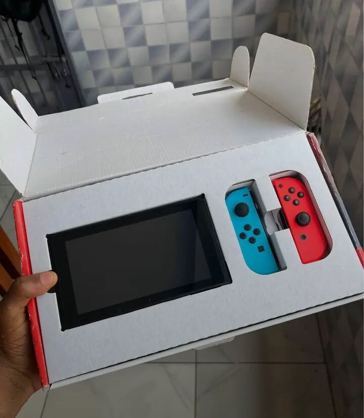 Nintendo Switch avec manettes rouge et bleu