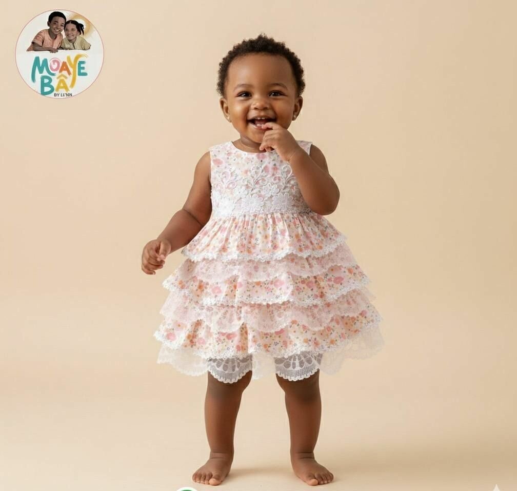 Robe bébé en dentelle fleurie