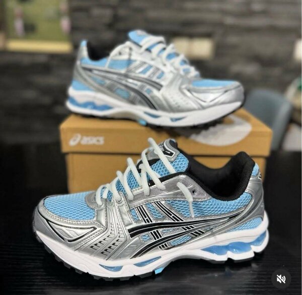 Chaussures de course légères Asics