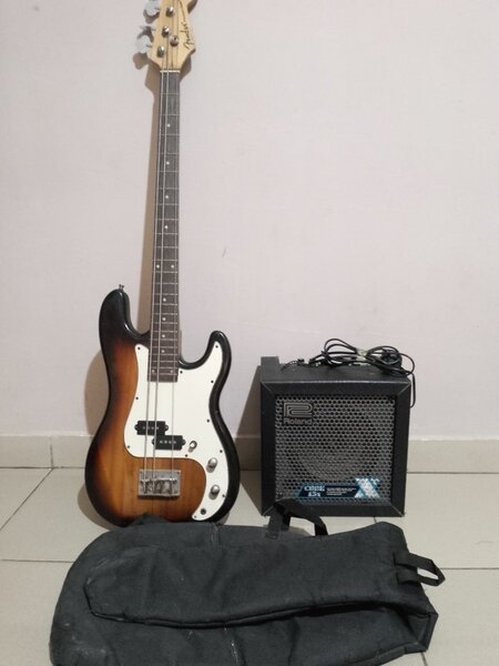 Guitare basse et ampli Roland