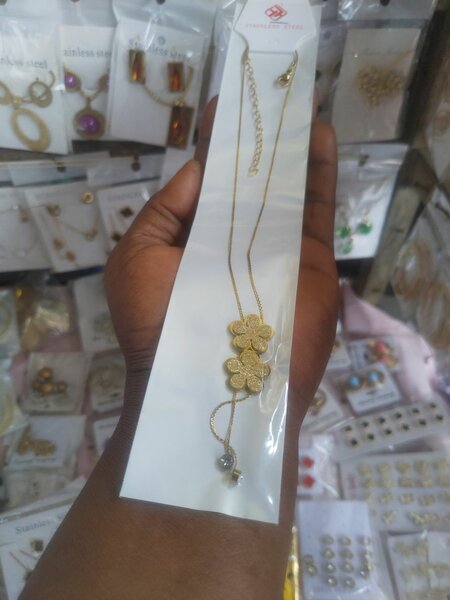 Collier fleur en acier doré