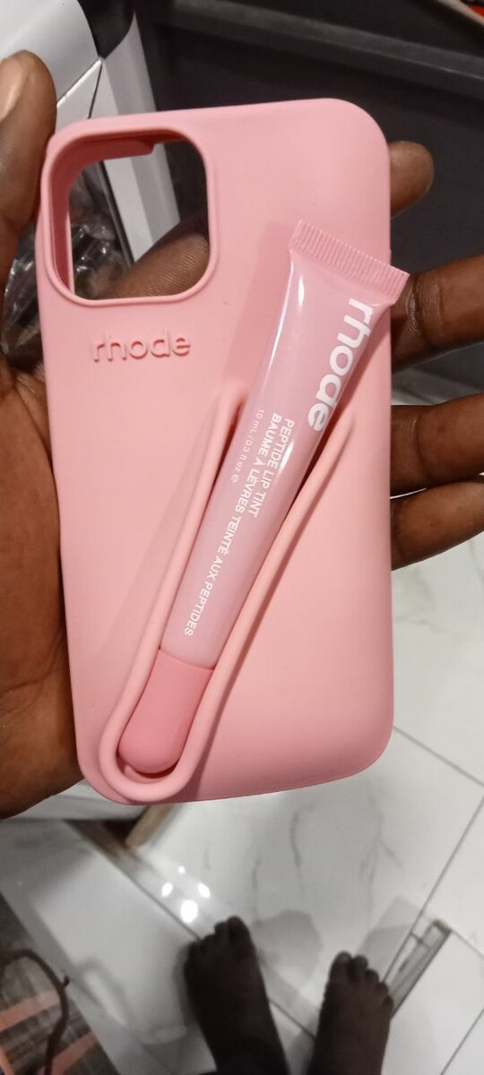 Coque de téléphone avec baume à lèvres intégrée