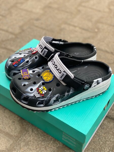 Crocs avec stickers