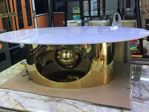 Table basse dorée moderne chic