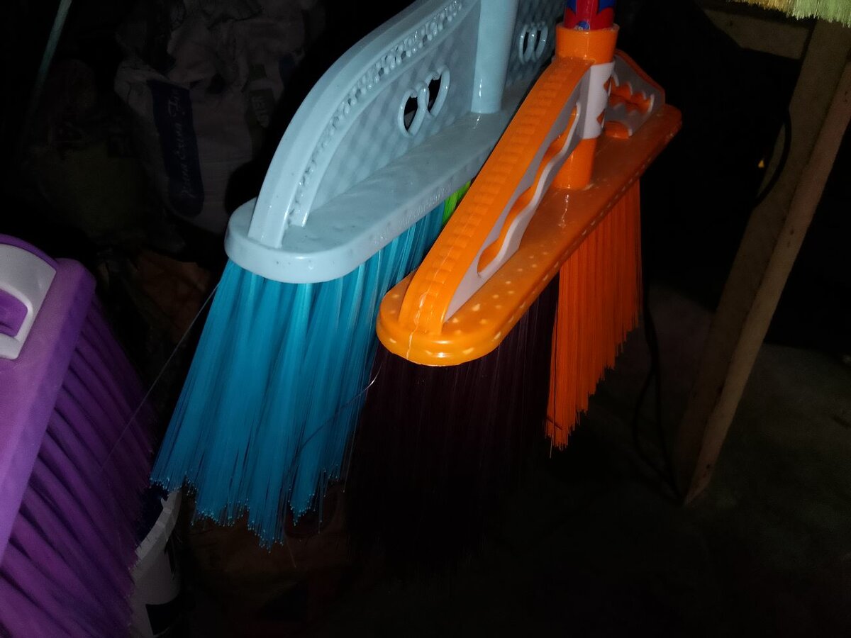 Balais de nettoyage colorés