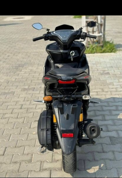 Scooter Yamaha noir Aerox