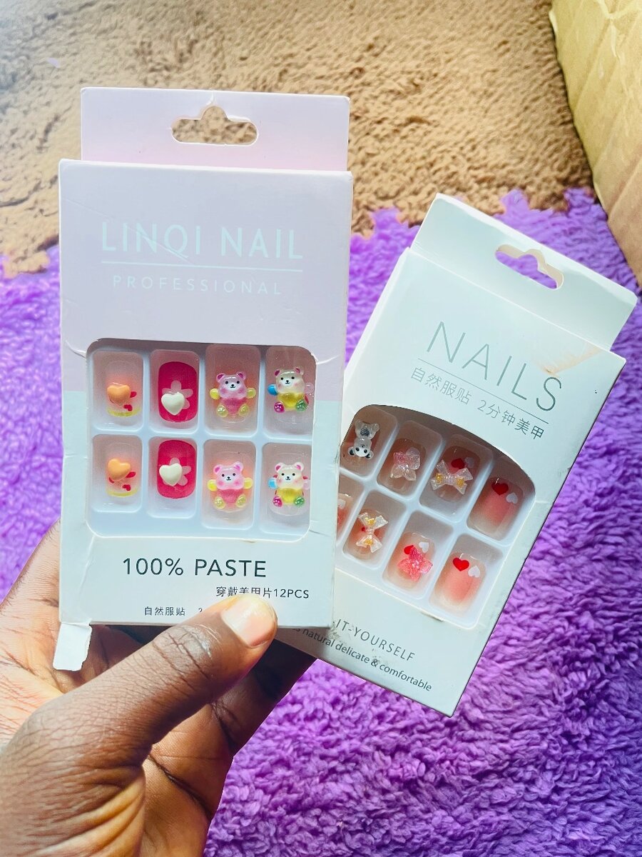 Press on nails (short)