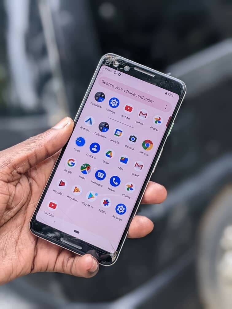 Google pixel 3 64GB ( cracked screen )