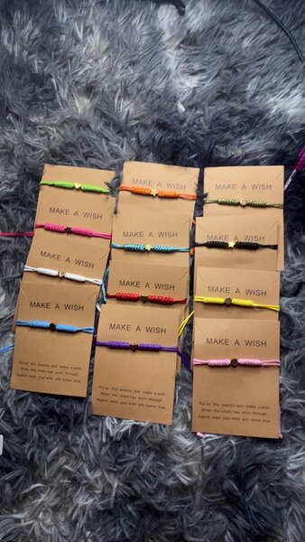 Bracelets de vœux colorés