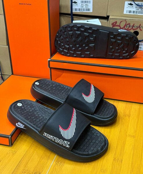 Claquettes Nike et Adidas