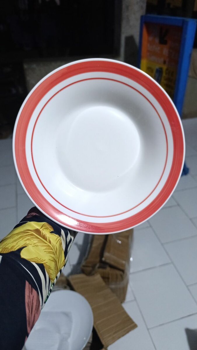 Assiettes en céramique colorée