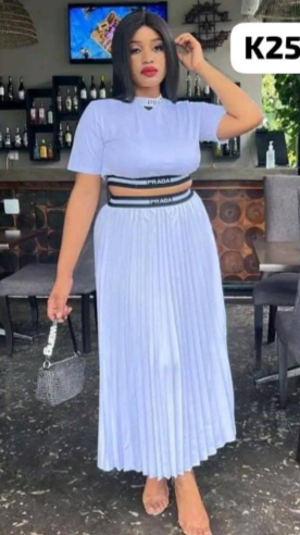 Costume femme violet avec jupe plissée et haut court