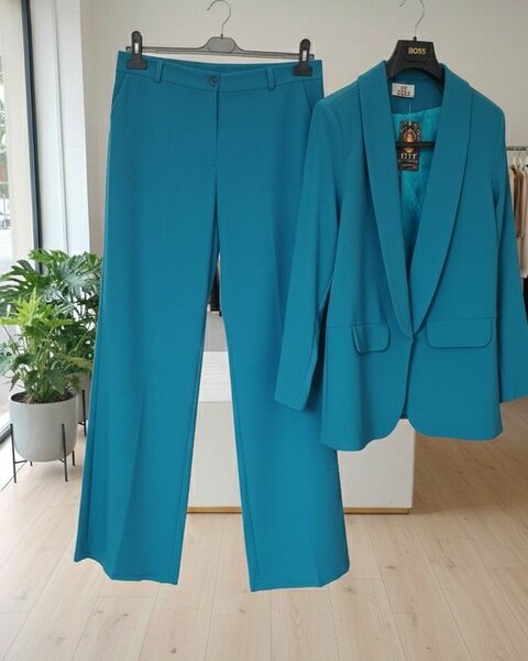 Costume tailleur turquoise élégant