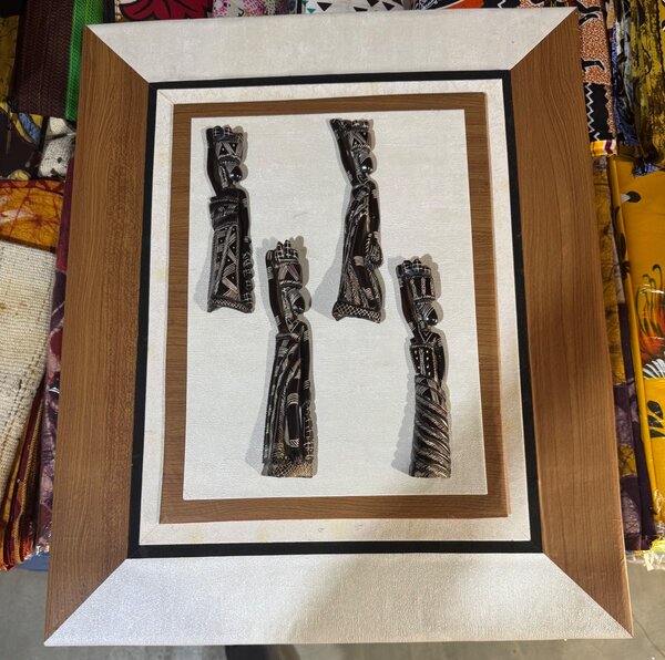 TABLEAU AVEC DES PERSONNAGES EN OS