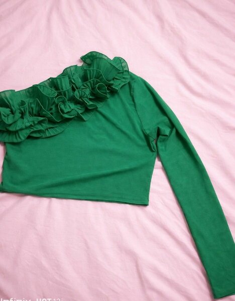 Top asymétrique à volants vert