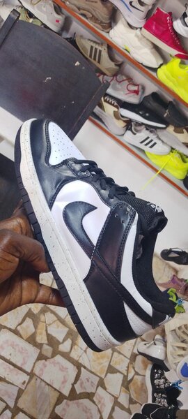 Sneakers noirs et blancs