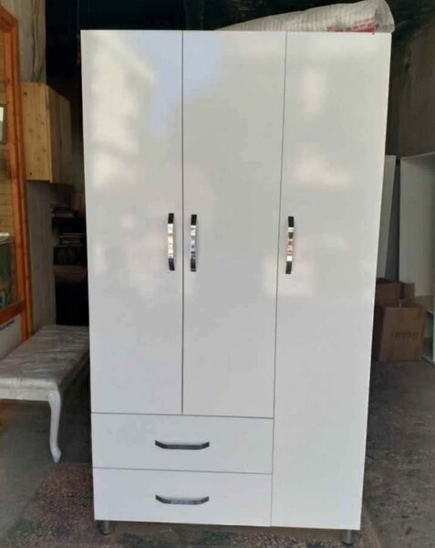 Armoire blanche spacieuse moderne