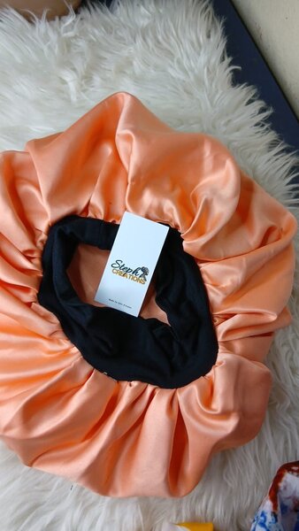 Bonnet en satin réversible