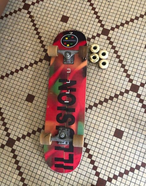 Planche à roulettes Vision rouge