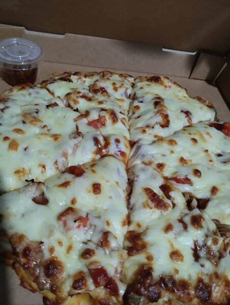 Pizza poulet à la sauce rouge