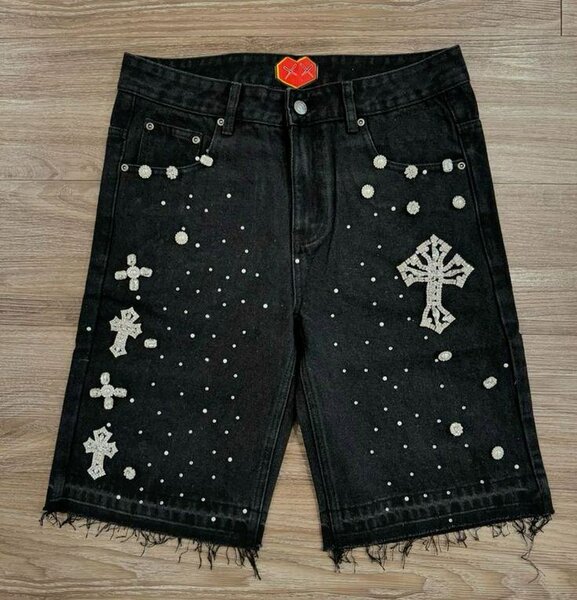 Jean noir déchiré avec croix et strass