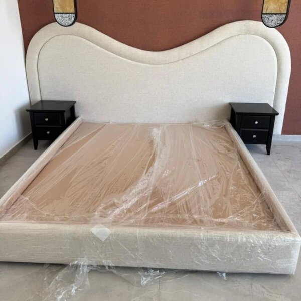 Lit double capitonné avec tête de lit