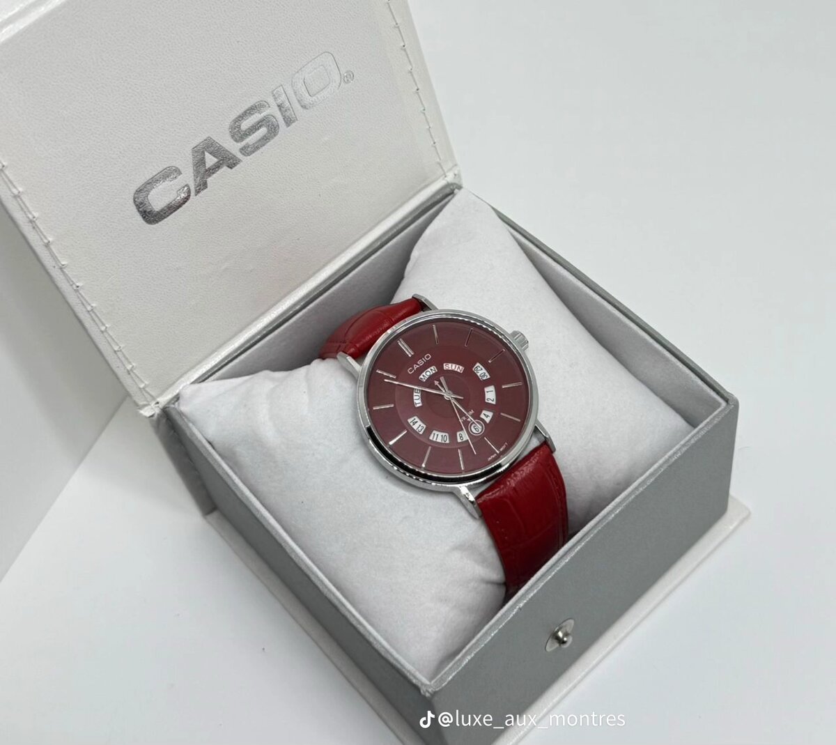 Montre Casio en cuir rouge et bleu
