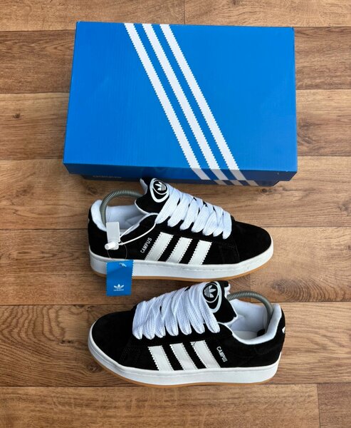 Chaussures Adidas noires et blanches