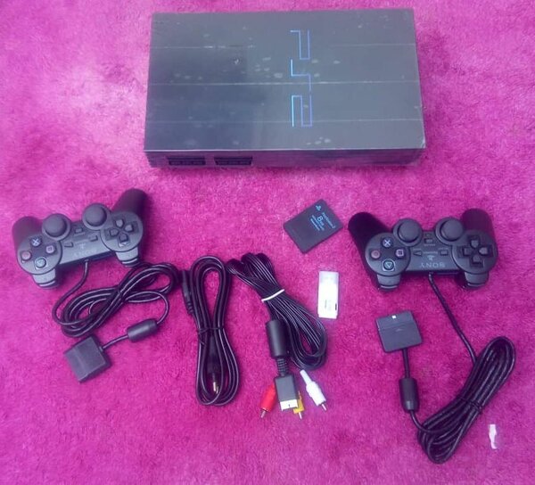 PlayStation 2 craquée avec 20 jeux et 2 manettes
