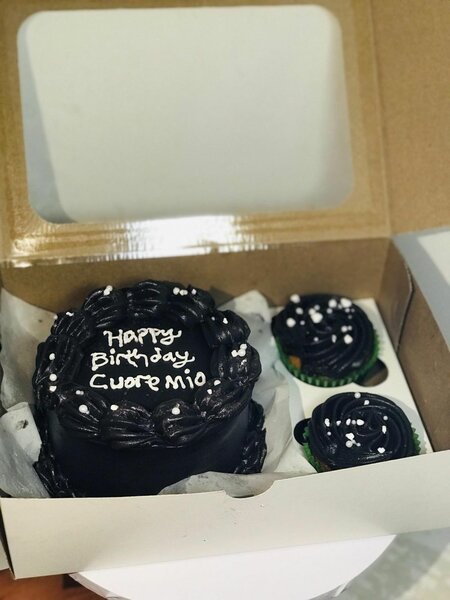 Bento with 2 cupcakes