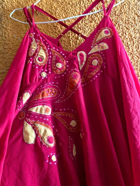 Robe rose élégante avec broderie