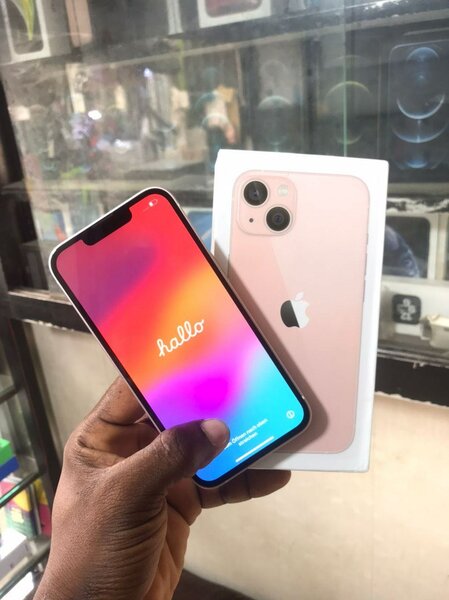 Téléphone iPhone 13 simple