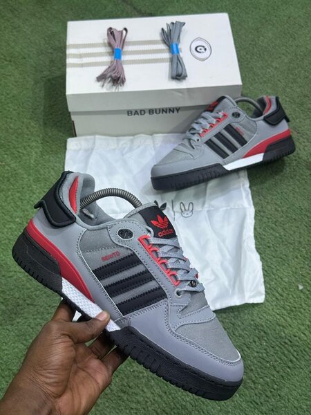 Chaussures Adidas grises et rouges