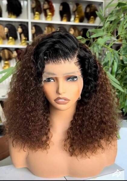 Perruque bouclée naturelle