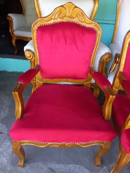 Fauteuil en velours rouge classique