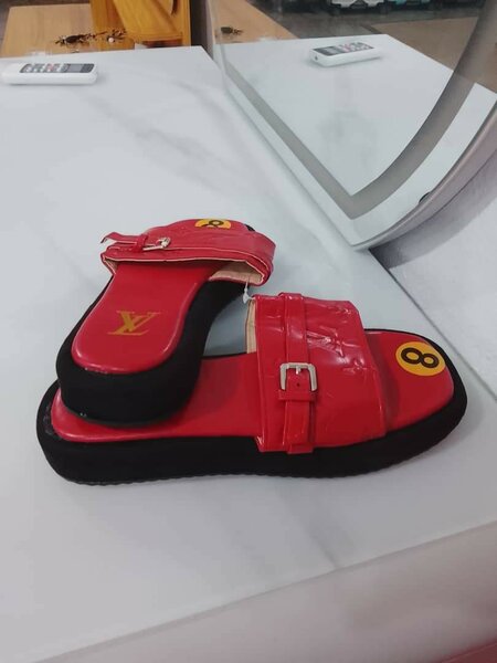 Sandales rouges élégantes