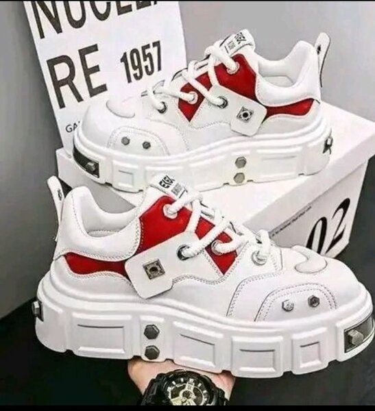 Chaussures de sport blanches et rouges