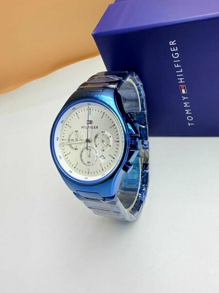 Montre Tommy Hilfiger argentée avec coffret