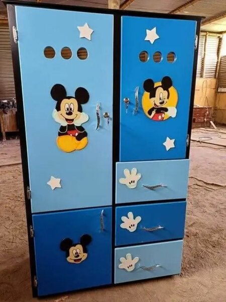 Armoire Enfant Colorée avec Décorations