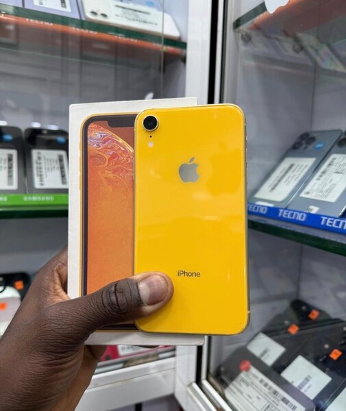 iPhone XR jaune 64 Go