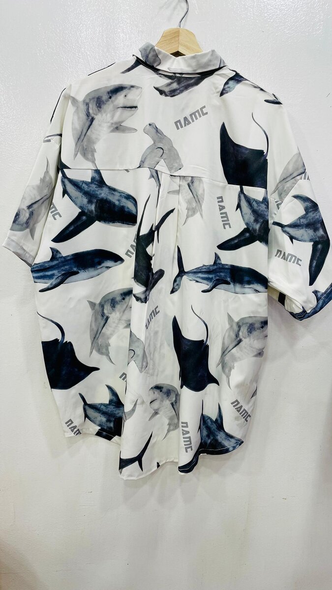 Chemise à motifs requins