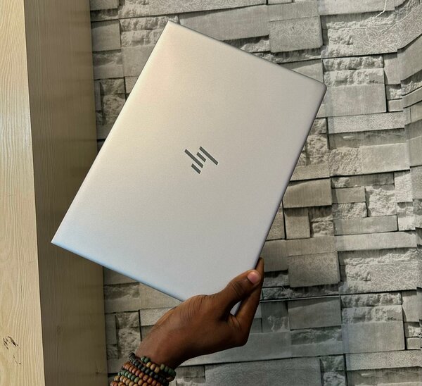 HP EliteBook 840 G5 core i5 - 8-ème GEN 14 pouces importé dans le carton