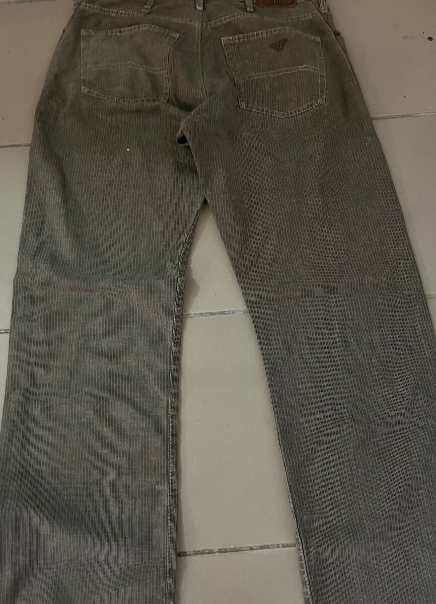 Pantalon en velours côtelé gris