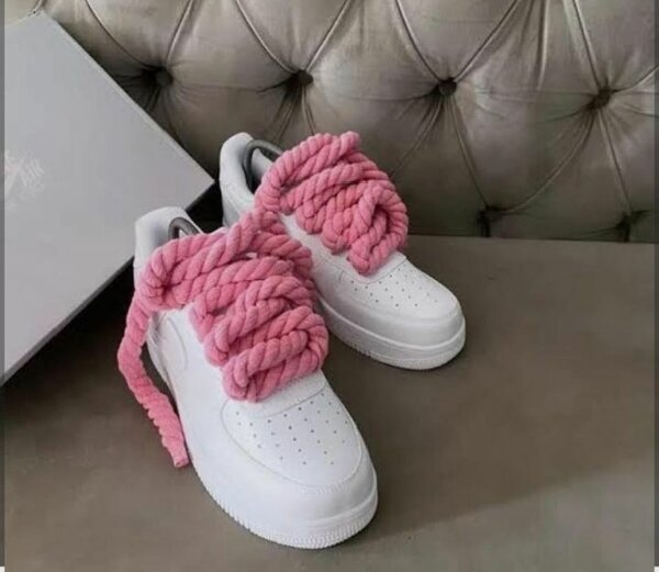 Sneakers à la mode avec lacets épais