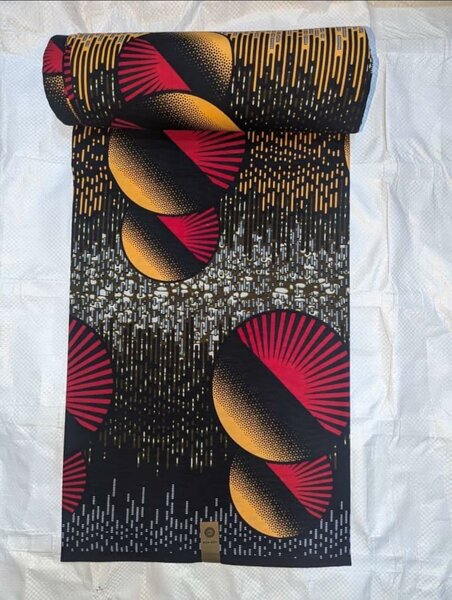 Tissu gris jaune rouge