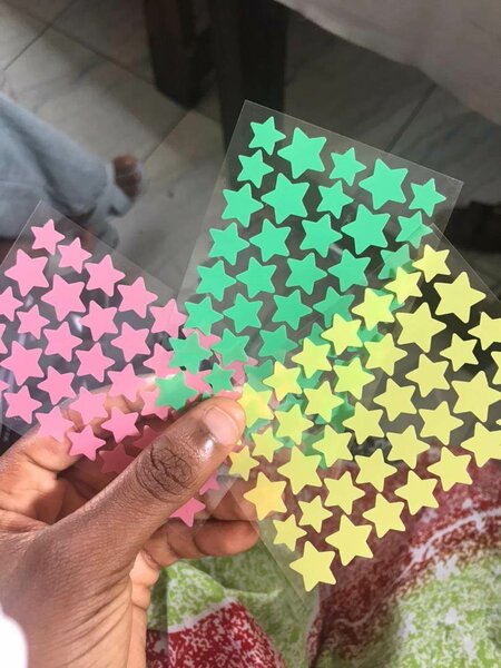 Étoiles adhésives colorées