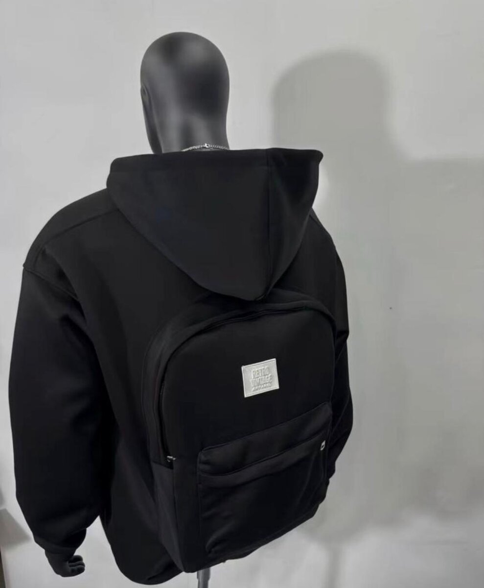 Sweat à capuche avec sac à dos intégré